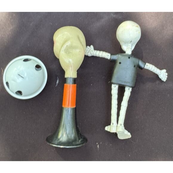Vtg HALLOWEEN SPOOKY HORN & Hallmark Skeleton -Horn Makes Small Noise - Picture 8 of 9